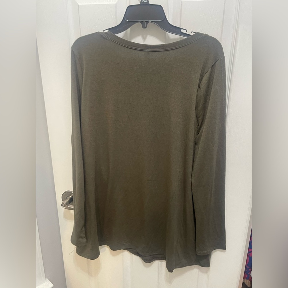 Zenana Outfitters Green Buttoned Blouse - Picture 2 of 11